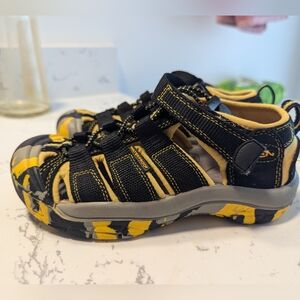 Keen sandal youth 1 like new yellow & black